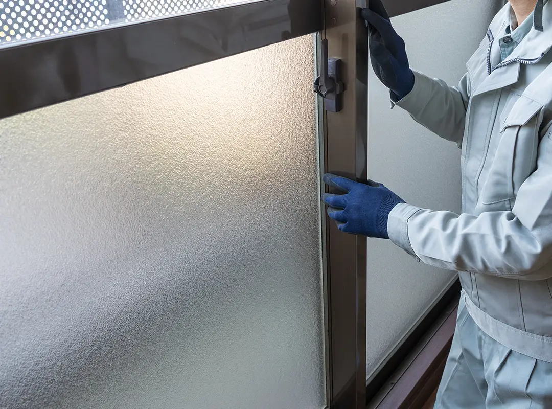 Pose de châssis en aluminium
