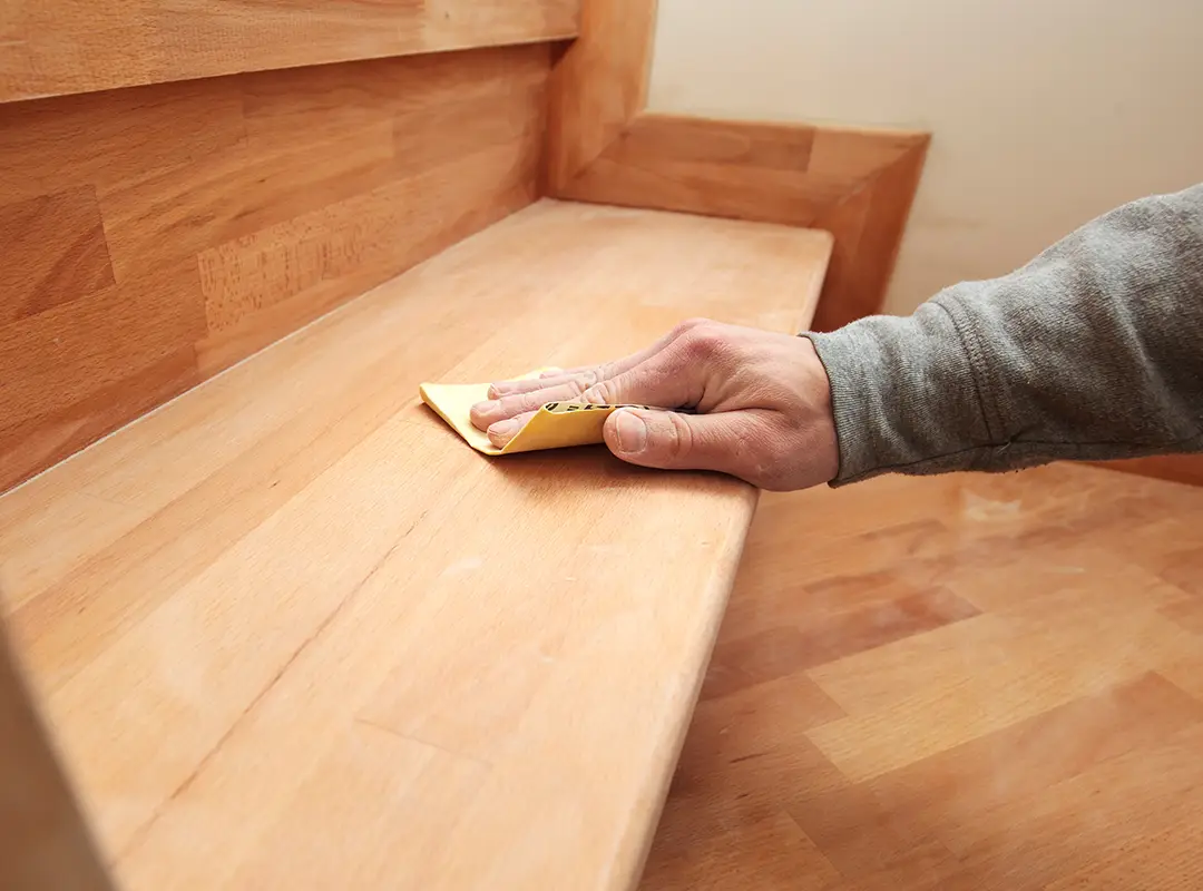 Ponçage de marches d'escalier en bois