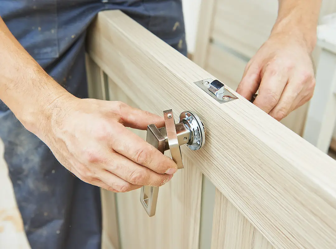 Montage d'une porte en bois